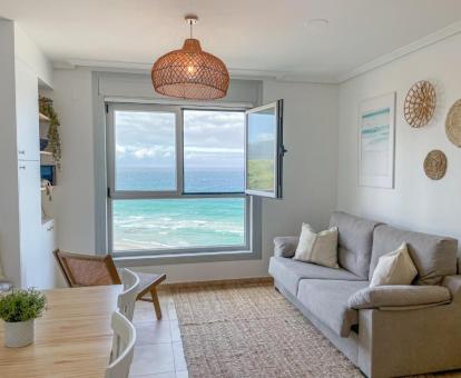 Foto de las vistas al mar desde el interior de este apartamento.