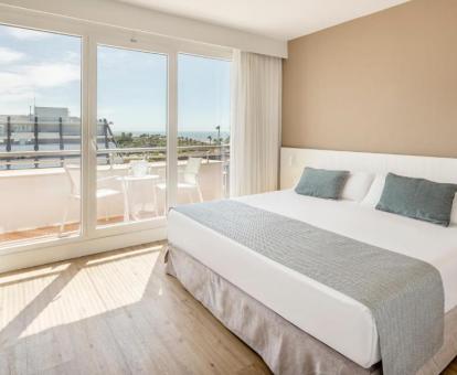 Foto de una de las habitaciones con vistas al mar del hotel.