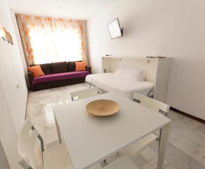 Foto del interior de uno de los apartamentos con vistas al mar de este establecimiento.