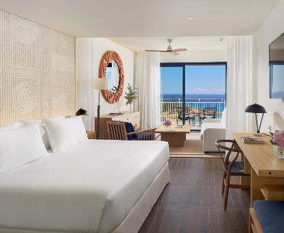 Una de las modernas y luminosas habitaciones con vistas al mar del hotel.