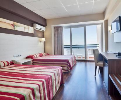 Foto de las instalaciones de este hotel con vistas al mar.