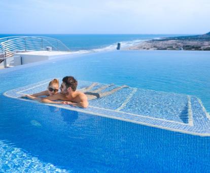 Foto de la piscina infinita con cama de agua y vistas panorámicas.