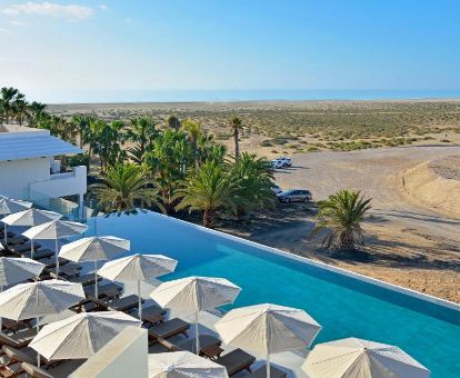 Terraza solarium con piscina y fabulosas vistas de este hotel solo para adultos.