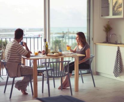 Foto de las instalaciones de este hotel con vistas al mar.