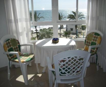 Foto del comedor con vista al mar de uno de los apartamentos del establecimiento.