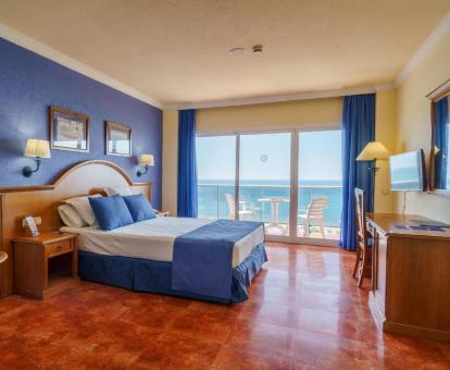 Foto de la habitación doble superior con vistas al mar de este hotel.