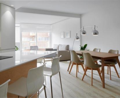 Foto de las instalaciones de este hotel con vistas al mar.