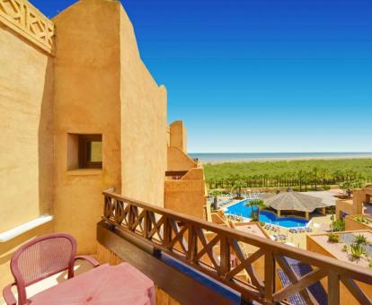 Foto de una de las habitaciones con terraza y vistas al mar.