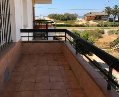 Foto de la terraza con vistas al mar de este apartamento.