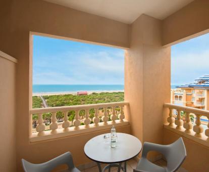 Foto de la Suite Junior con terraza y vistas al mar.
