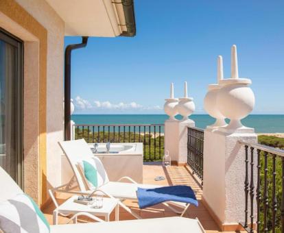 Terraza con vistas al mar y jacuzzi privado de la habitación doble deluxe del hotel.