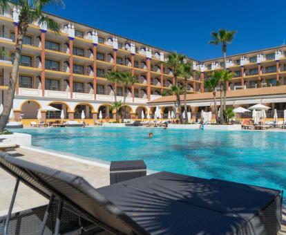 Foto de la piscina al aire libre disponible todo el año de este moderno hotel.