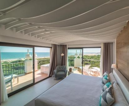 Foto de la habitación doble Deluxe con vistas al mar y bañera de hidromasaje privada.