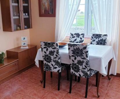 Foto de la zona de comedor de uno de los apartamentos con vistas al mar.