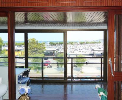 Foto de las instalaciones de este hotel con vistas al mar.