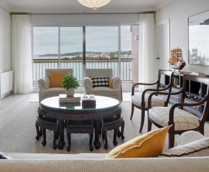 Foto de las instalaciones de este hotel con vistas al mar.