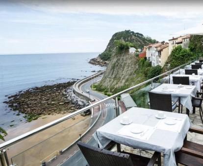 Foto de las instalaciones de este hotel con vistas al mar.