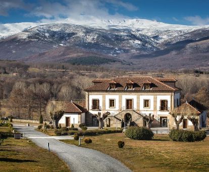 Edificio de este hermoso hotel rural ideal para parejas en un tranquilo entorno.