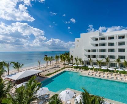 Foto de las instalaciones de este hotel frente al mar.