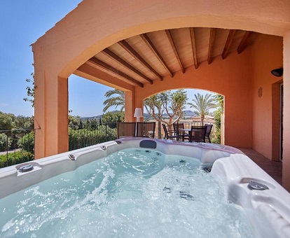 Foto del imporesionante y enorme jacuzzi que se encuentra en el exterior de la terraza de la Suite Deluxe ideal para disfrutar del verano en Mallorca