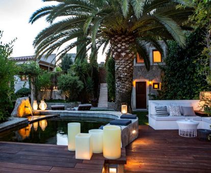 Agradable terraza solarium con mobiliario y piscina de este coqueto hotel para parejas.