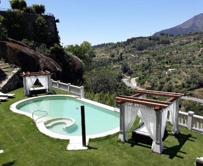 Foto de los jardines y piscina exterior con borde infinito y vistas a las montañas