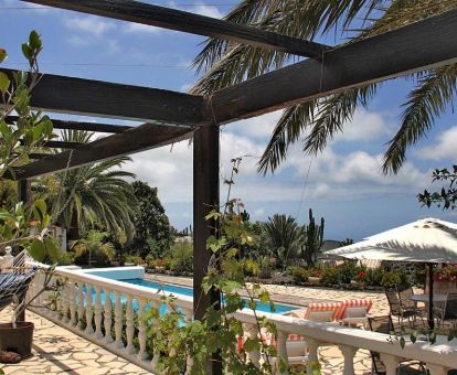 Exteriores con terrazas, piscina y vistas de este alojamiento rural.