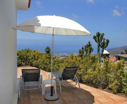 Terraza con solarium y vistas al mar en este acogedor alojamiento solo para adultos.