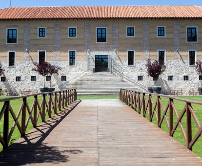 Foto de los jardines y los exteriores del Hotel Palacio