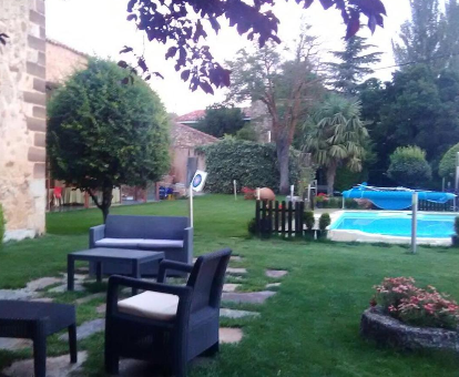 Foto de los jardines con piscina y terraza amueblada exterior