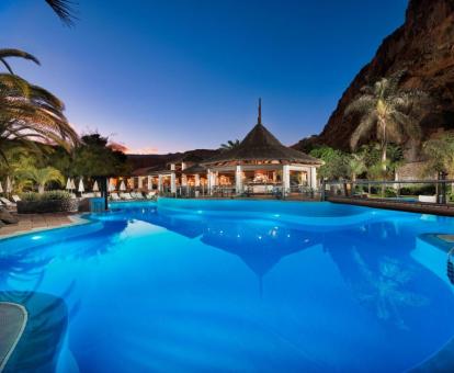 Foto de la piscina al aire libre disponible todo el año de este hotel.