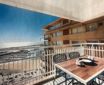 Foto de las instalaciones de este hotel con vistas al mar.