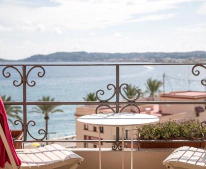 Foto de las instalaciones de este hotel con vistas al mar.