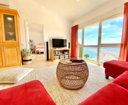 Foto de la sala de estar de este precioso apartamento con vistas al mar.