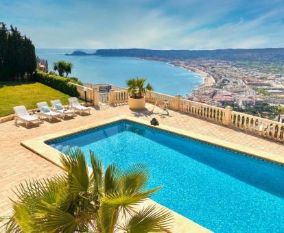 Foto de las instalaciones de este hotel con vistas al mar.