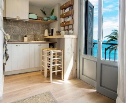 Foto de las instalaciones de este hotel con vistas al mar.