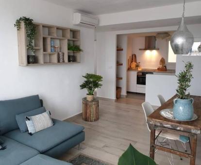 Foto de las instalaciones de este hotel con vistas al mar.