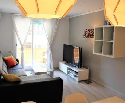 Foto de las instalaciones de este hotel con vistas al mar.