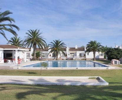 Foto de la piscina al aire libre abierta todo el año de este establecimiento.