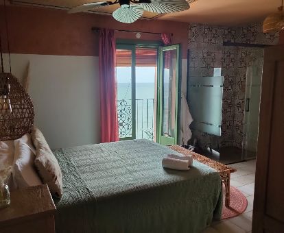 Una de las coquetas habitaciones dobles con vistas al mar de este hotel ideal para parejas.
