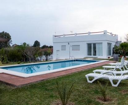 Foto de esta preciosa casa con piscina privada y jardín.