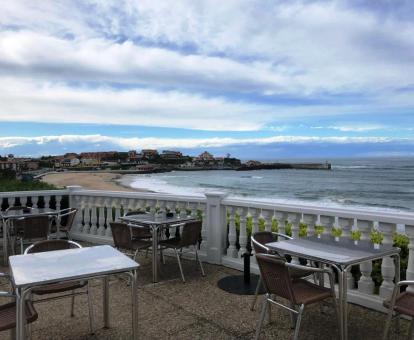 Foto de la terraza comedor con vistas al mar del hotel.