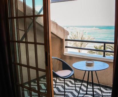 Foto de las instalaciones de este hotel con vistas al mar.