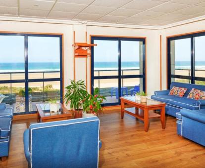 Foto del salón con vistas al mar de uno de los apartamentos.