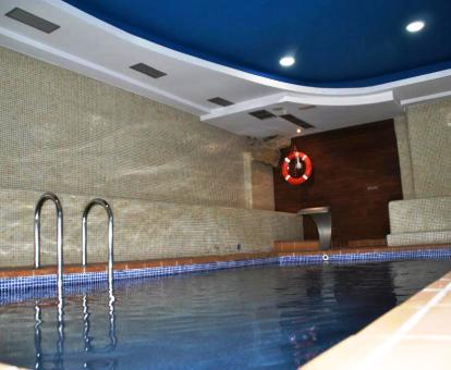 Foto de la piscina cubierta disponible todo el año de este establecimiento.