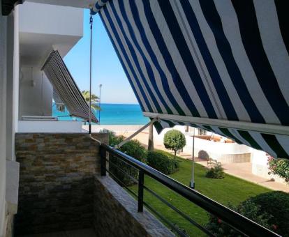 Foto del balcón con vistas al mar del apartamento.