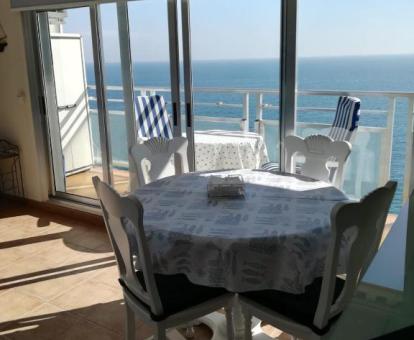 Foto de las instalaciones de este hotel con vistas al mar.