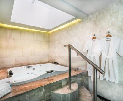 Foto de la bañera de hidromasaje privada de una de las suites deluxe del hotel.
