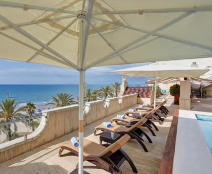 Foto de las instalaciones de este hotel con vistas al mar.