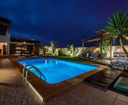 Terraza con mobiliario y piscina al aire libre de este acogedor hotel para desconectar de la rutina.